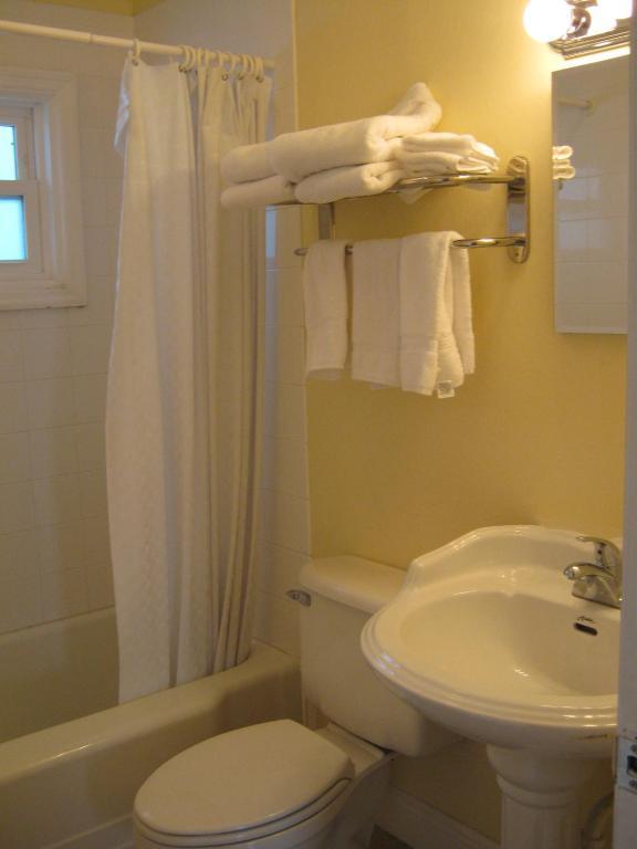 The Holiday Court Villas And Suites Fort Myers Beach Room photo