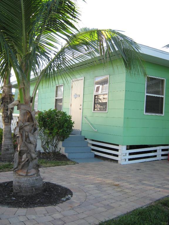 The Holiday Court Villas And Suites Fort Myers Beach Room photo