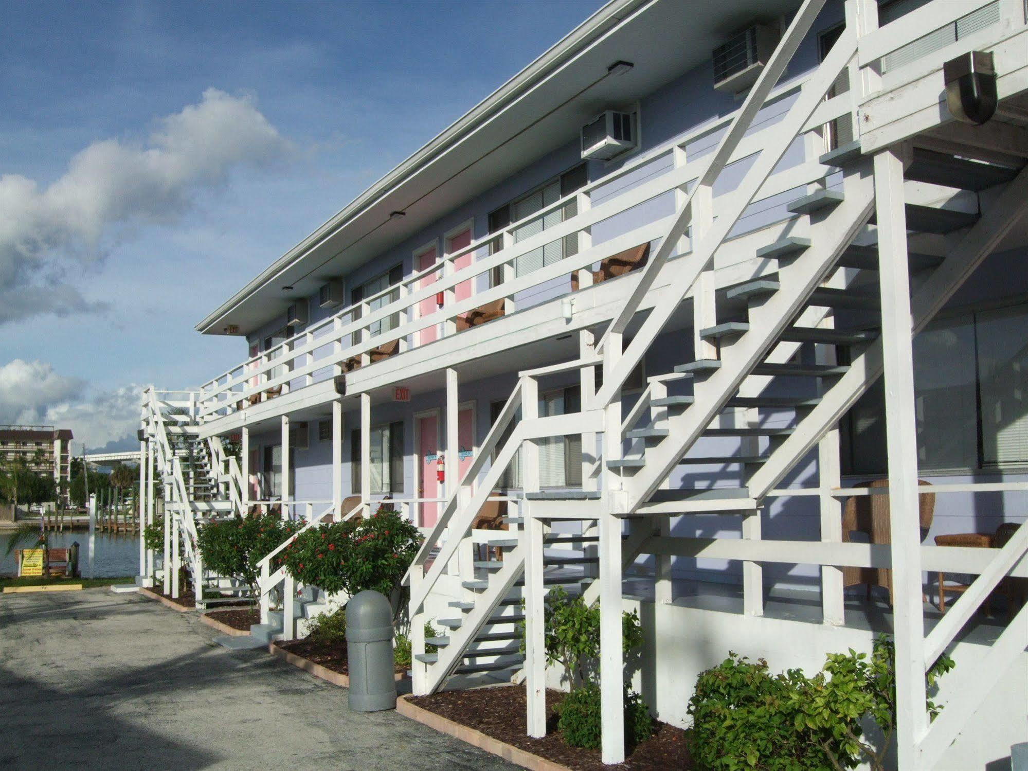 The Holiday Court Villas And Suites Fort Myers Beach Exterior photo