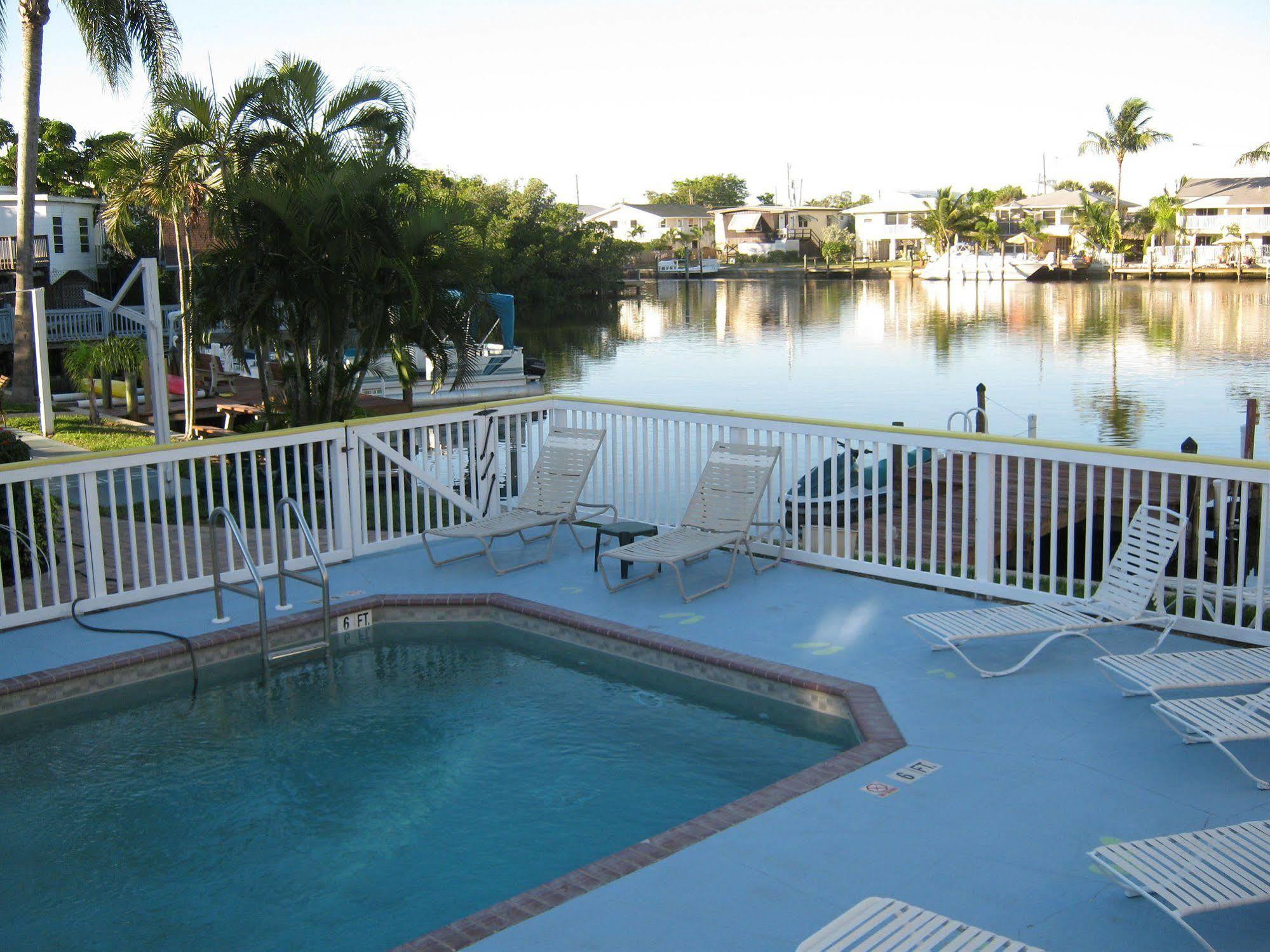 The Holiday Court Villas And Suites Fort Myers Beach Exterior photo