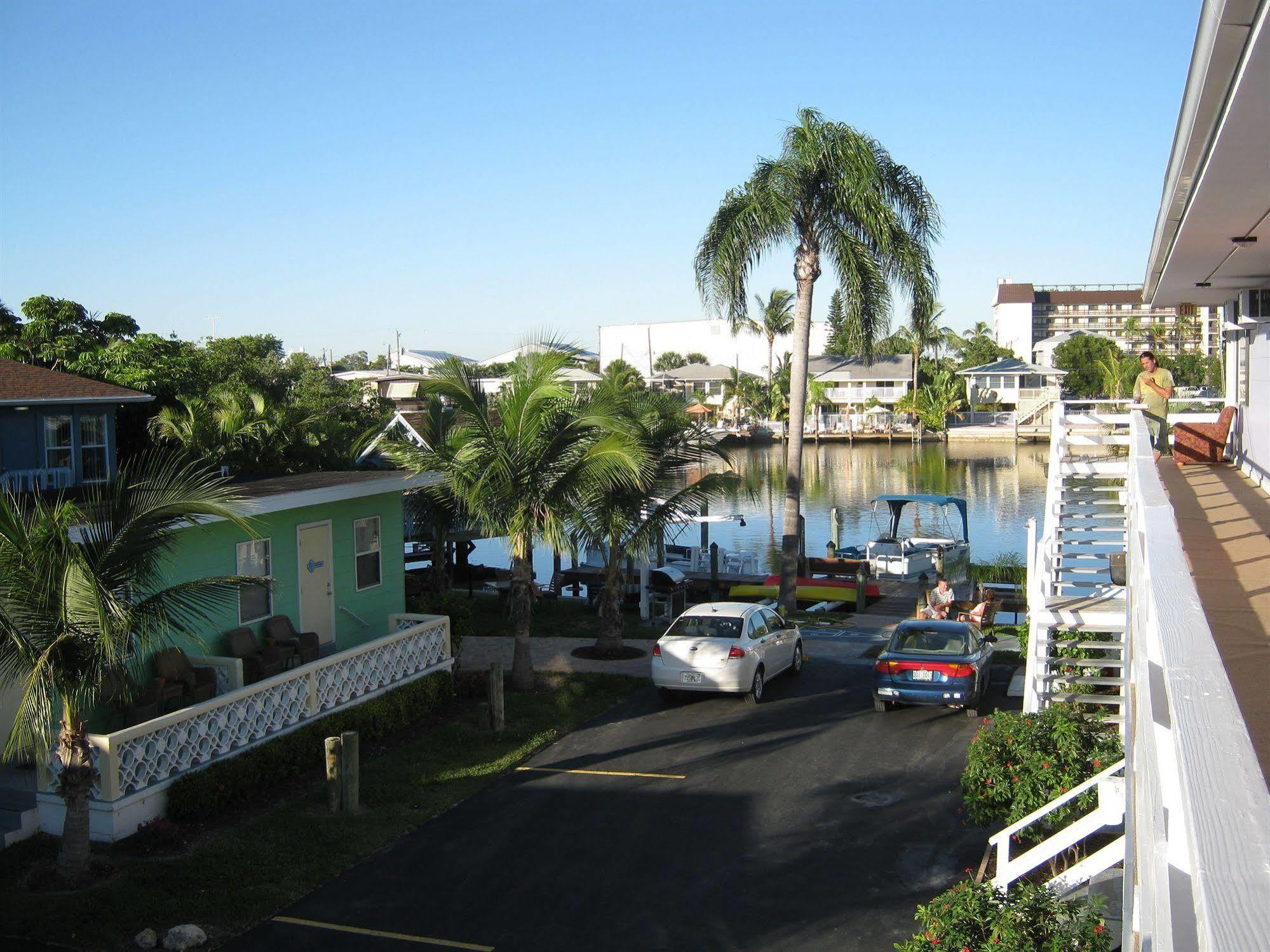 The Holiday Court Villas And Suites Fort Myers Beach Exterior photo