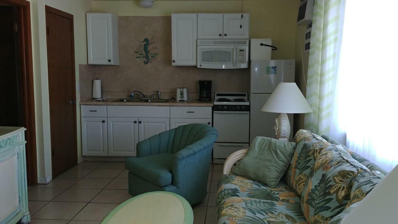 The Holiday Court Villas And Suites Fort Myers Beach Exterior photo