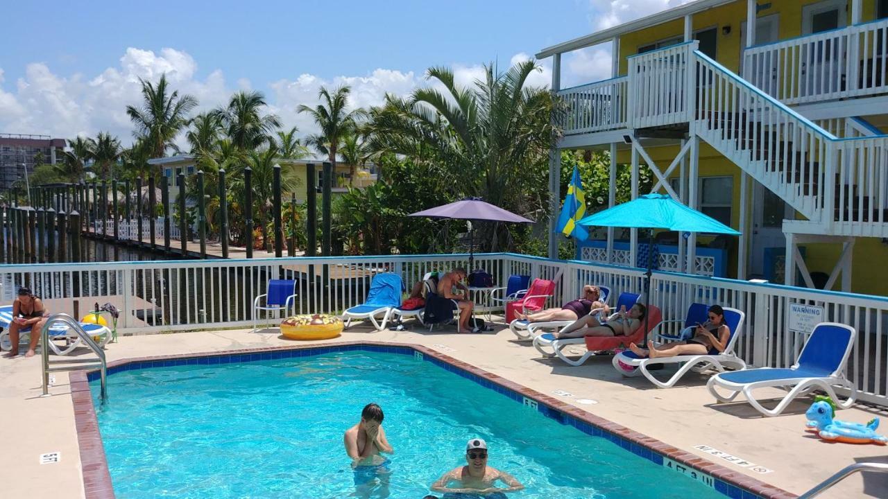 The Holiday Court Villas And Suites Fort Myers Beach Exterior photo