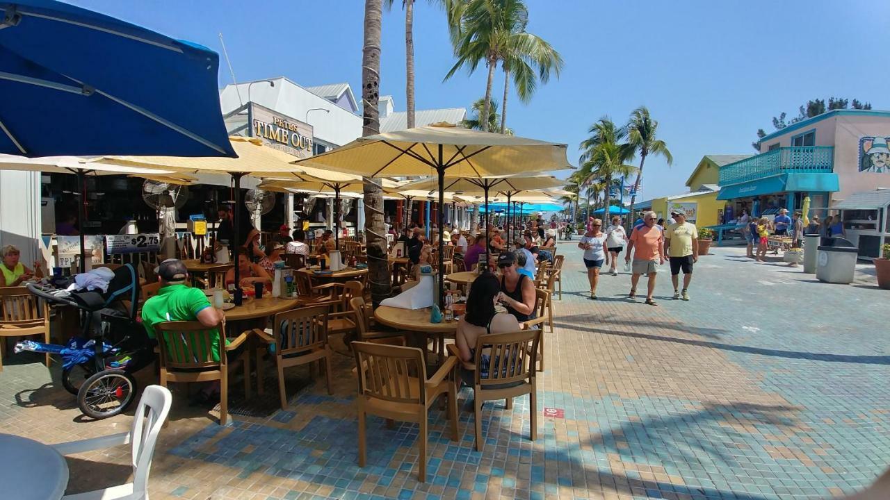 The Holiday Court Villas And Suites Fort Myers Beach Exterior photo